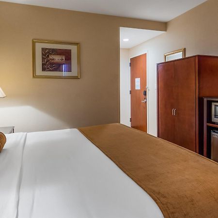 Best Western Plus Arena Hotel New York Extérieur photo