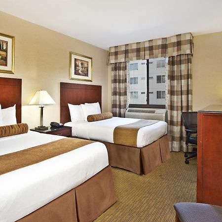 Best Western Plus Arena Hotel New York Extérieur photo
