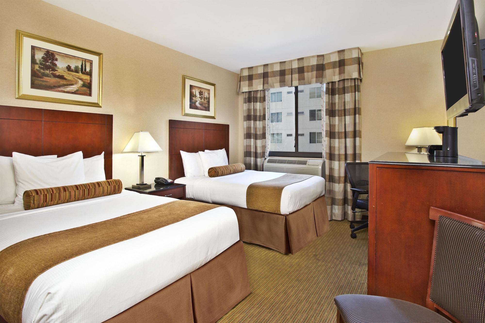 Best Western Plus Arena Hotel New York Extérieur photo