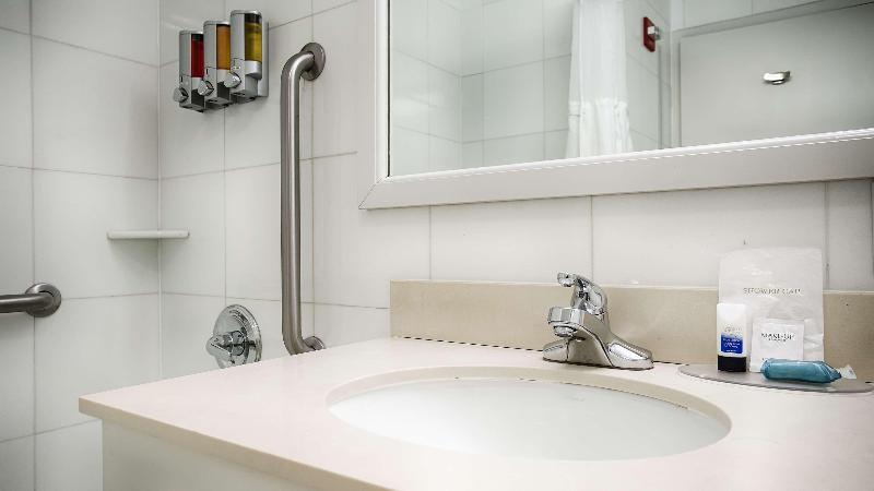 Best Western Plus Arena Hotel New York Extérieur photo